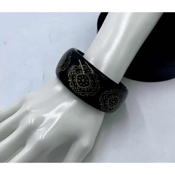 Vintage Black Gold Filigree Design Lucite Smooth Rounded Bangle Bracelet - Picture 4 of 5